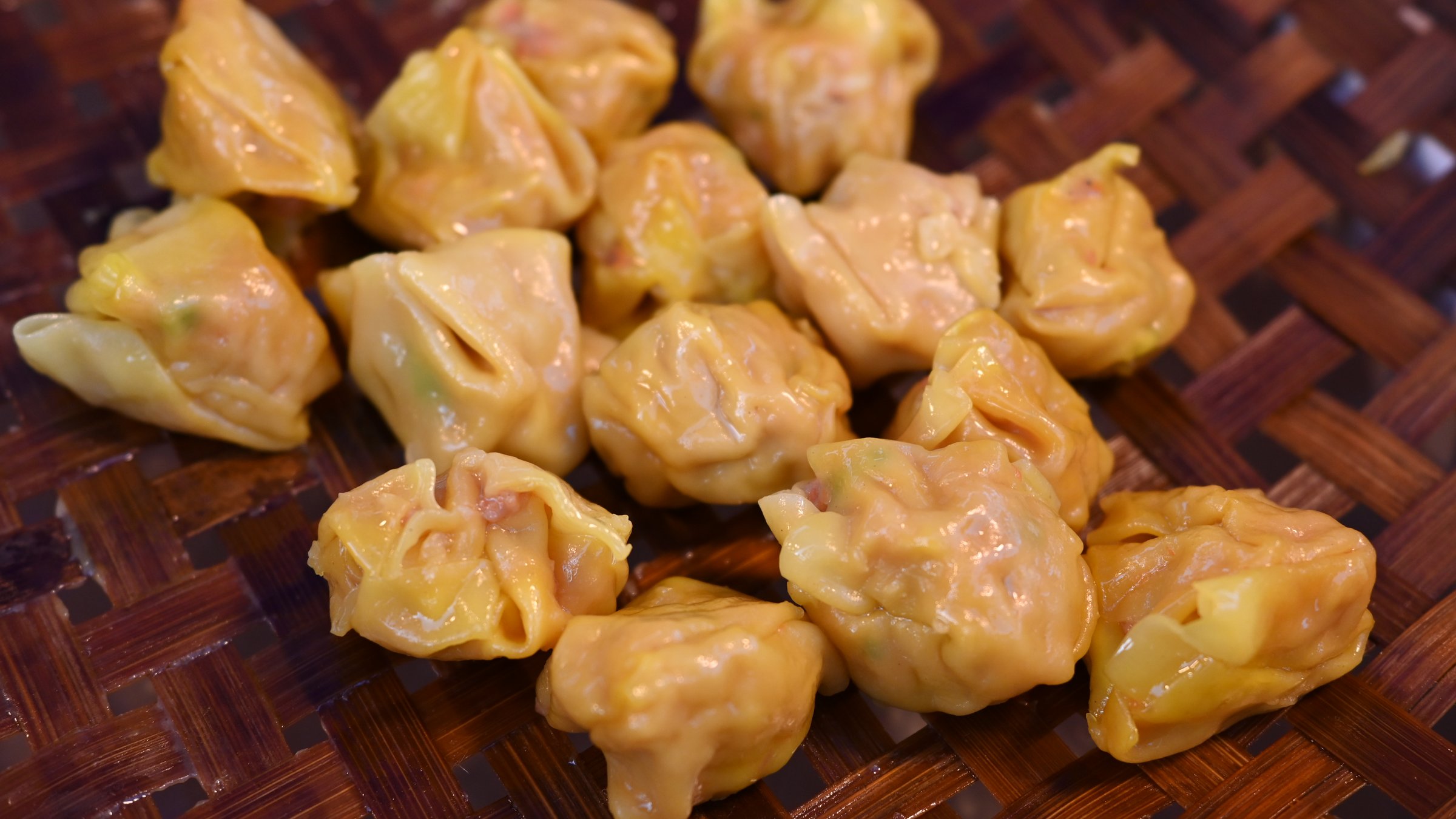 Cantonese dim sum guide — close-up of steamed dumplings in a bamboo basket