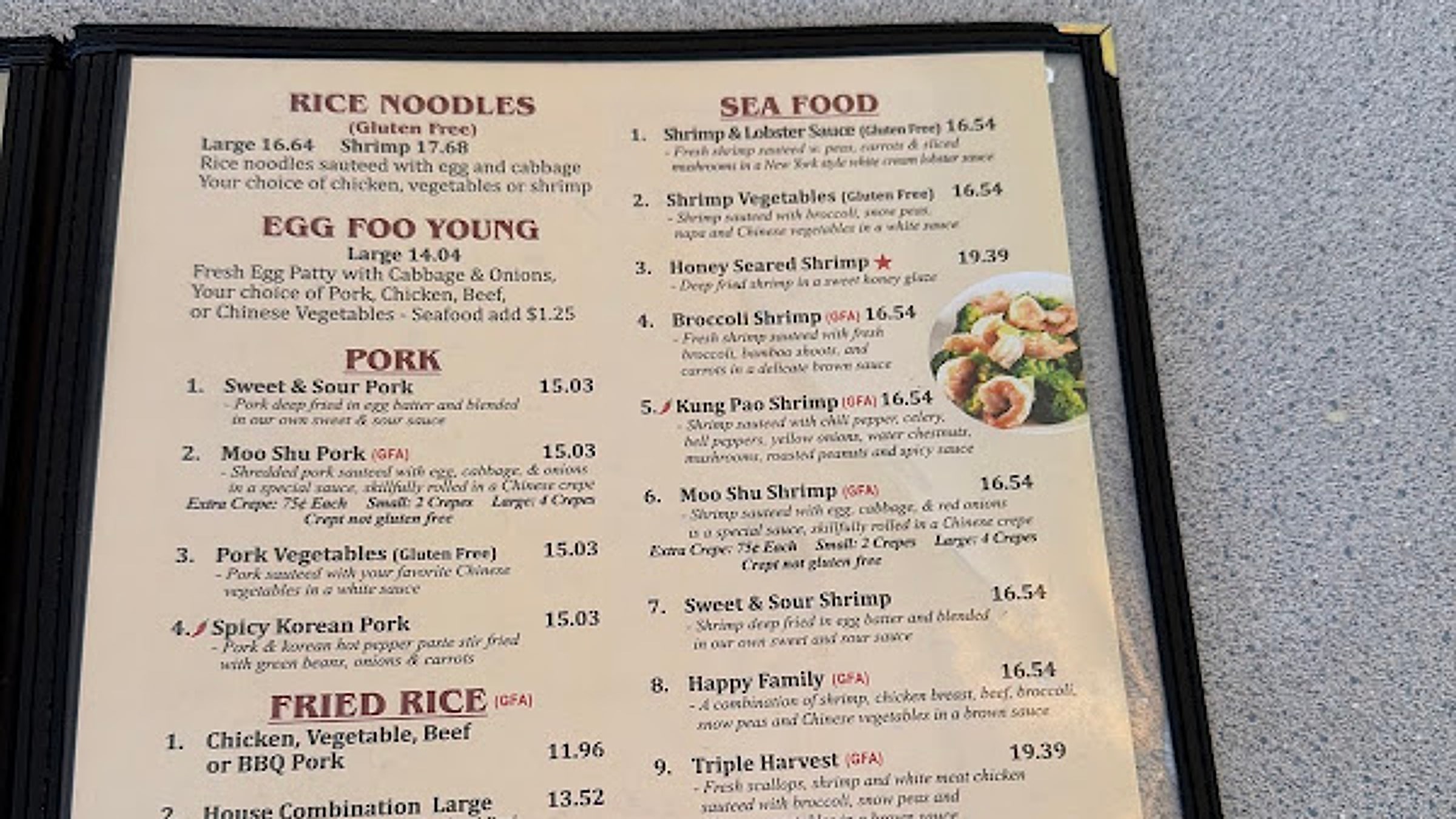 Echte chinesische Restaurantkarte mit roten GF-Markierungen (glutenfrei) neben ausgewählten Gerichten – mit Abschnittsüberschriften „Glutenfrei“ für „Egg Foo Young“ und „Meeresfrüchte“, damit glutenfreie Gäste sichere Produkte auf einen Blick erkennen können