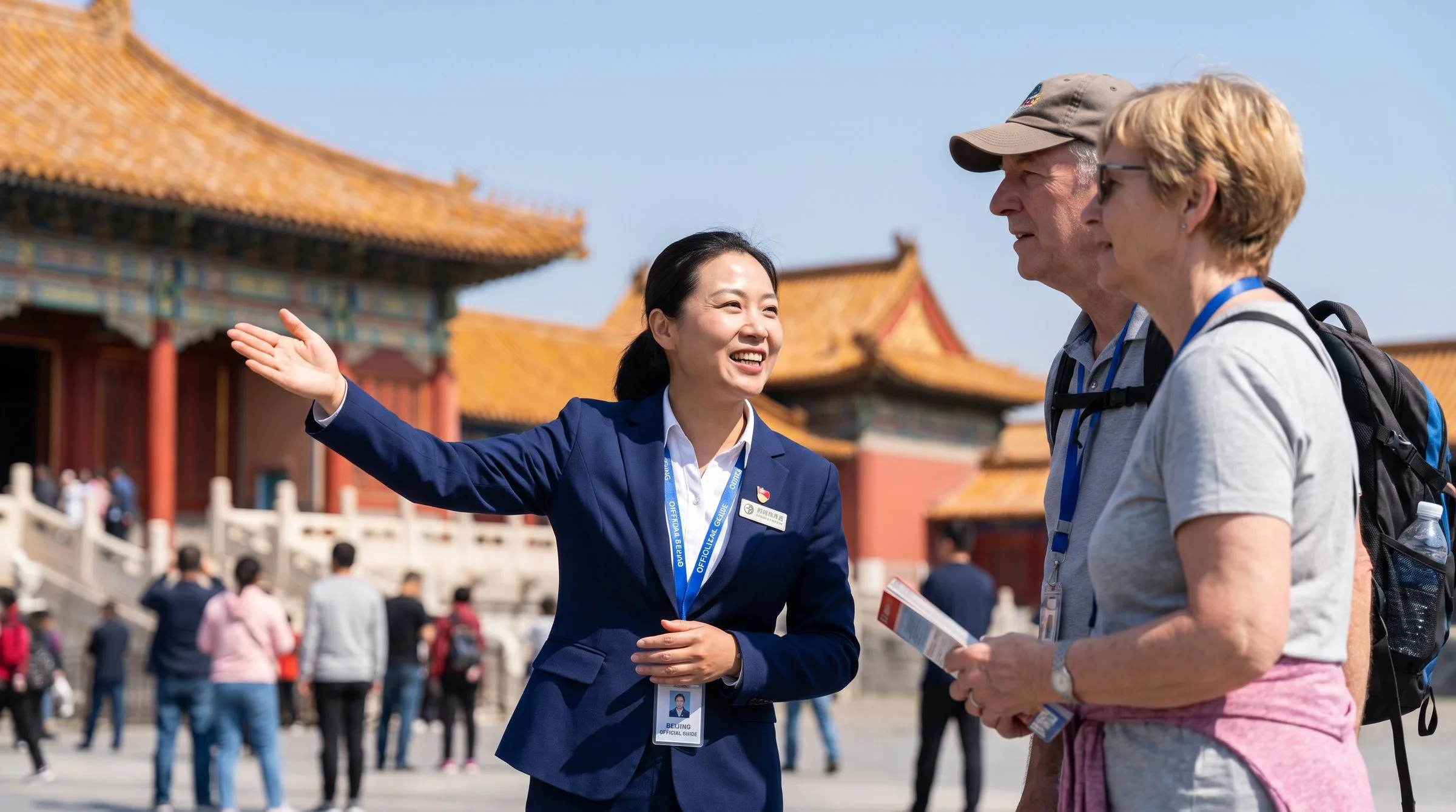 Pemandu wisata berbahasa Inggris menjelaskan sejarah Kota Terlarang kepada pengunjung asing di Beijing