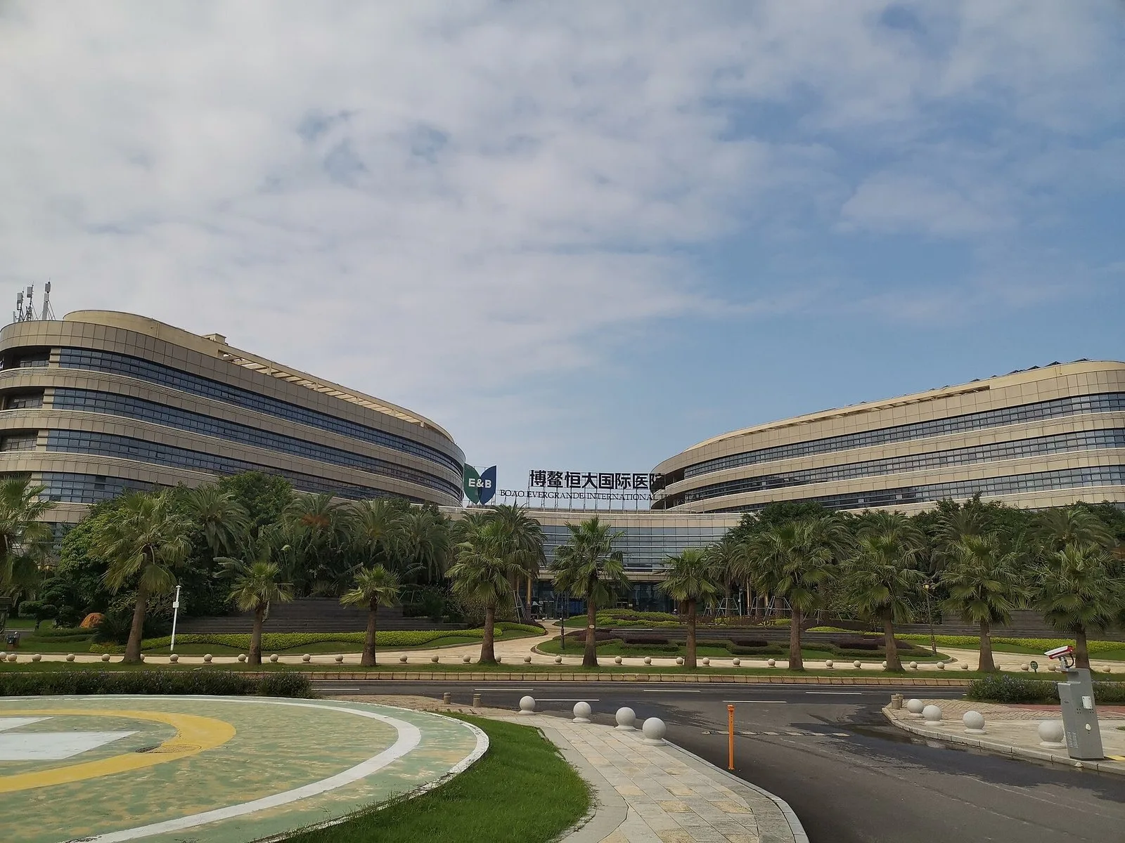 Boao Evergrande International Hospital (博鳌恒大国际医院) exterior in Hainan — one of the flagship facilities in mainland China's only international medical tourism special zone, where US FDA-approved drugs and devices not yet available elsewhere in China can be used legally.