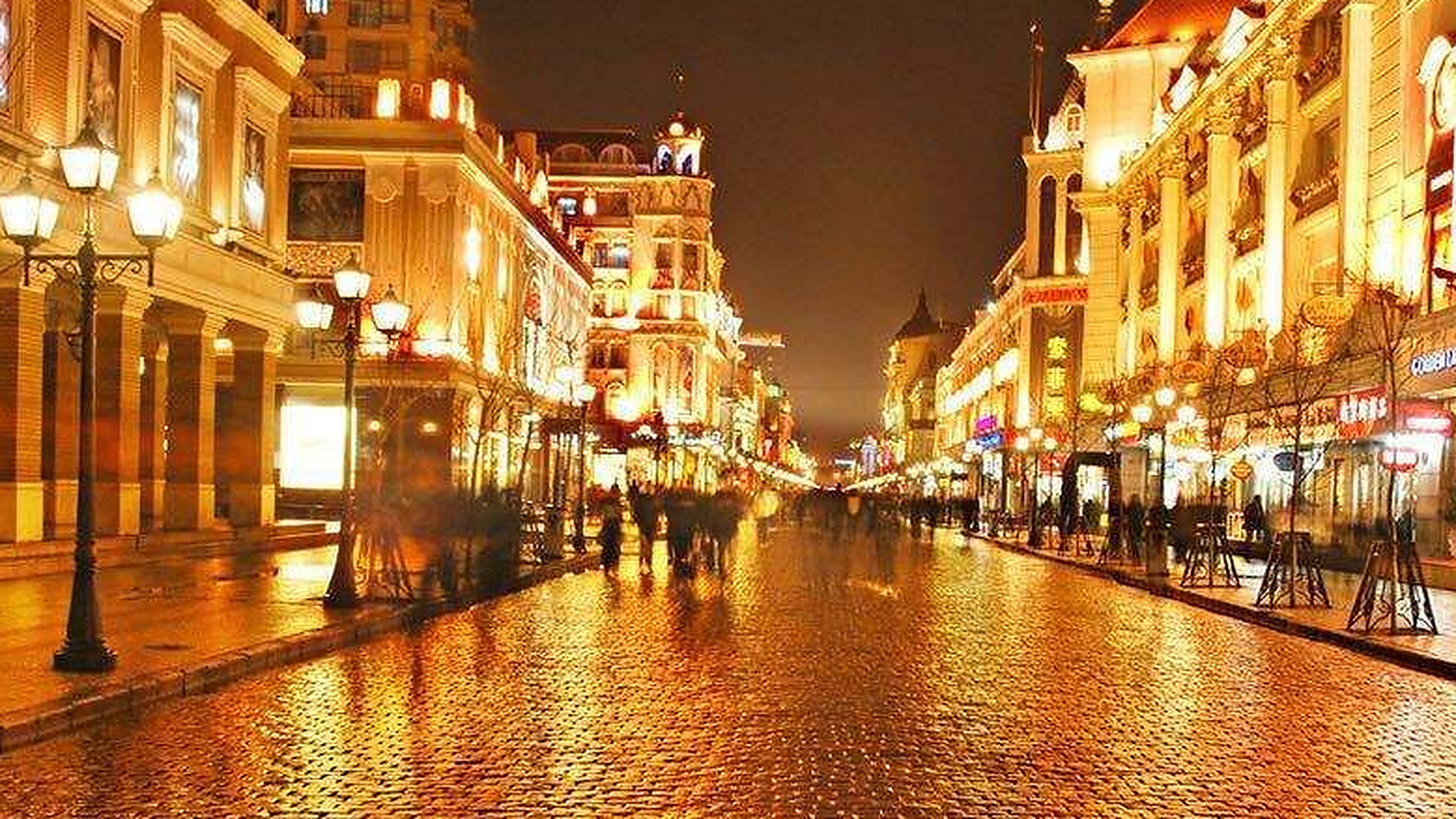 Central Street (中央大街) — a 1.4 km pedestrian street with 71 European-style buildings, the heart of Harbin's historic Russian and Jewish quarter.