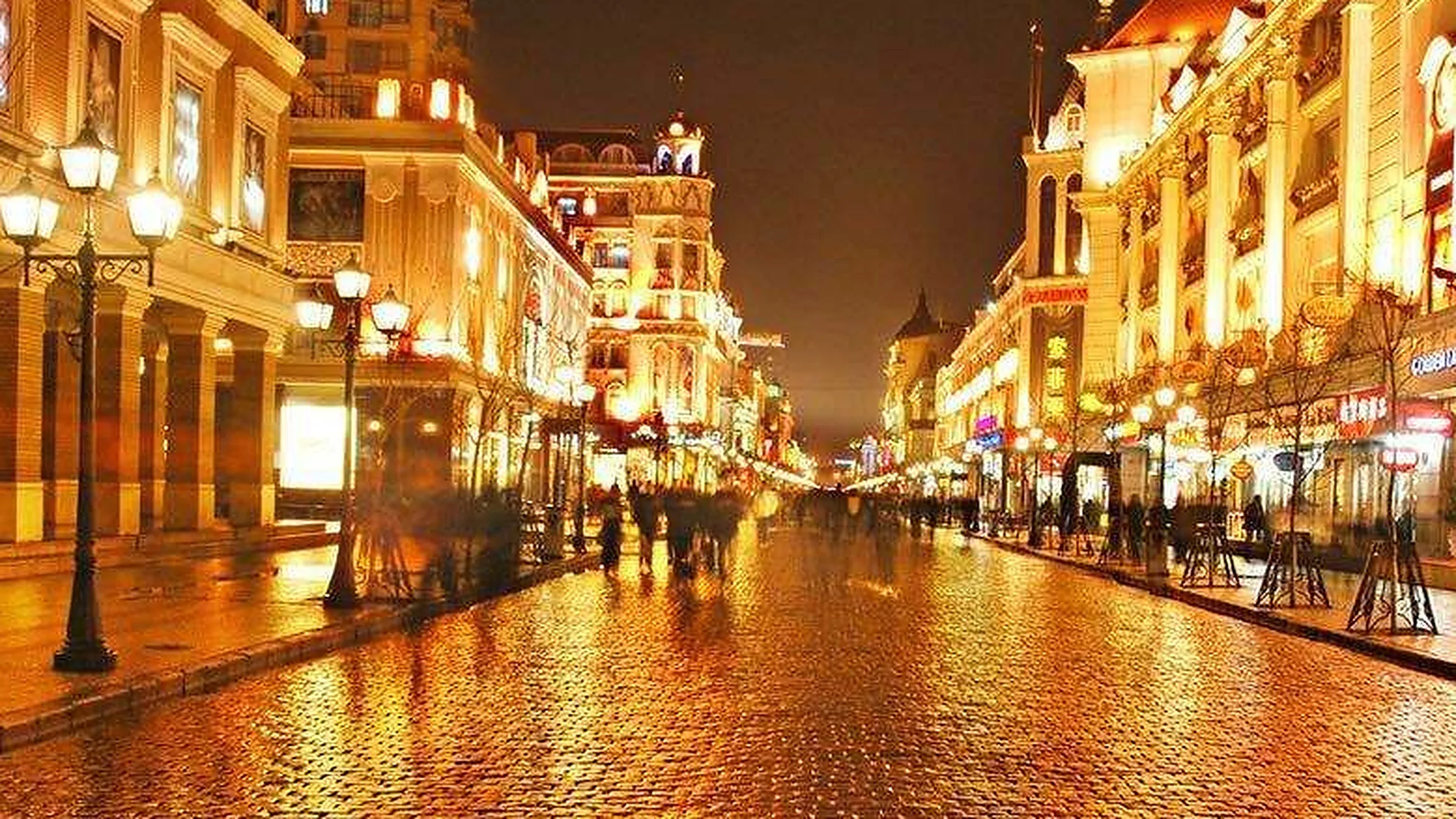 Central Street (中央大街) — a 1.4 km pedestrian street with 71 European-style buildings, the heart of Harbin's historic Russian and Jewish quarter.