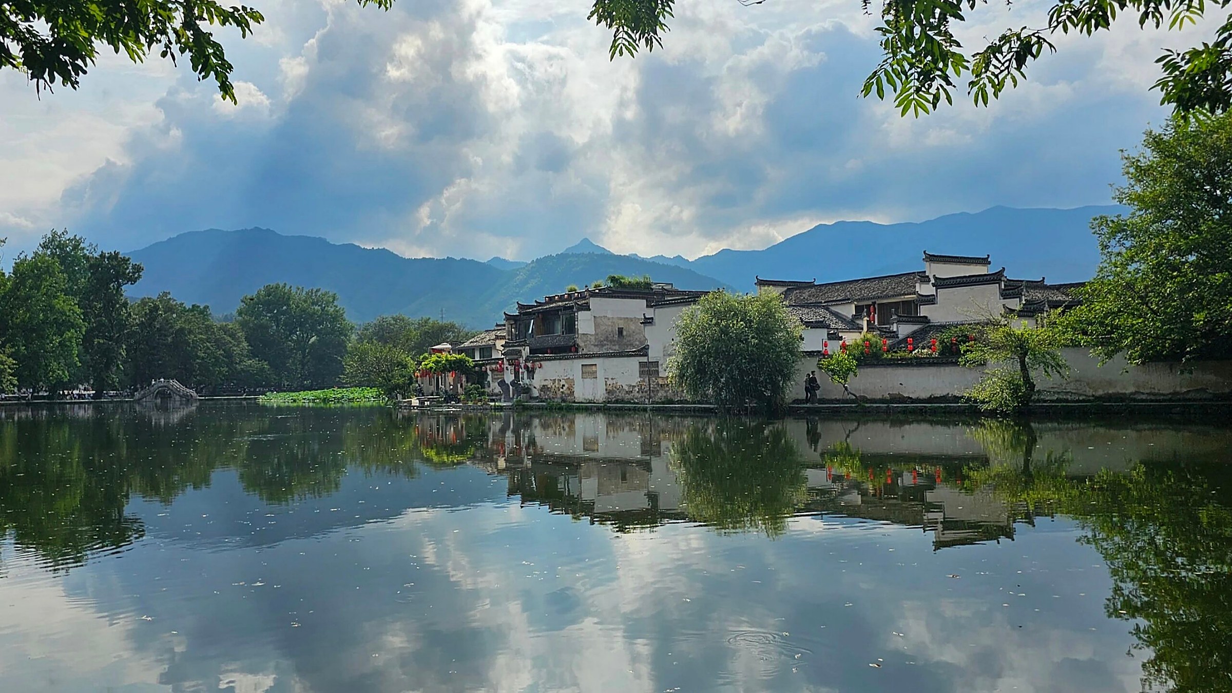 Hongcun Ancient Village (宏村) — a 900-year-old UNESCO World Heritage village, with the iconic Moon Pond reflection, Ming-Qing architecture, and former residence of actor Ang Lee.