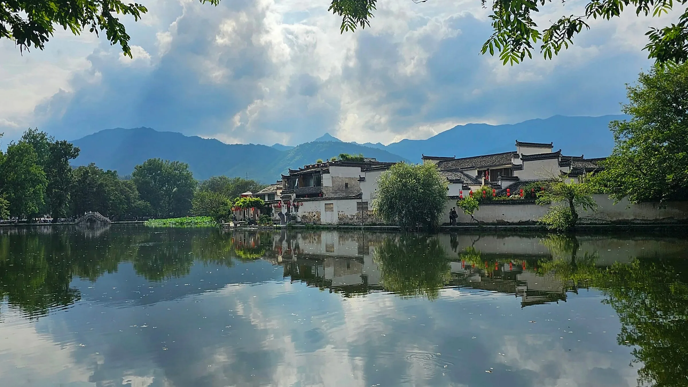 Hongcun Ancient Village (宏村) — a 900-year-old UNESCO World Heritage village, with the iconic Moon Pond reflection, Ming-Qing architecture, and former residence of actor Ang Lee.
