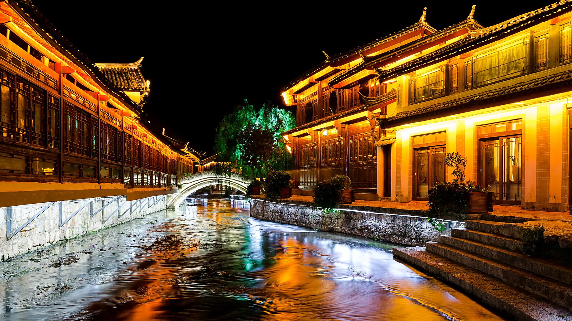 Lijiang Old Town (丽江古城) — a 800-year-old UNESCO World Heritage town, with 354 bridges, cobblestone canals, and 4,000+ Naxi-style houses built without nails.