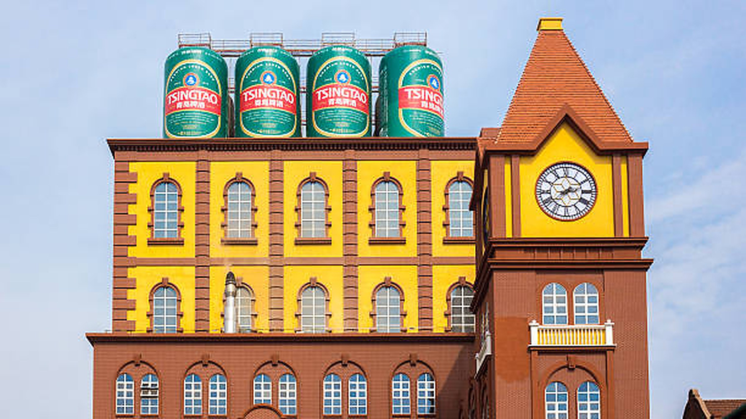 Der Uhrturm der Tsingtao-Fabrik — das ikonischste Wahrzeichen der deutschen Altstadt.