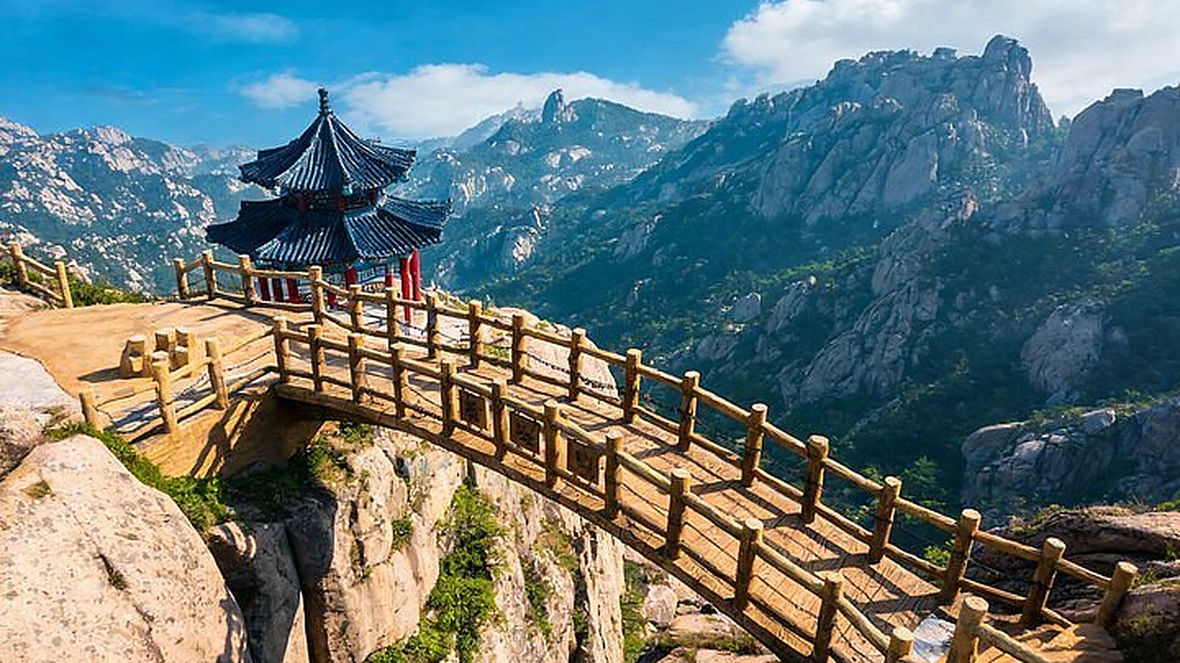 Laoshan-Berg — mit 1.133 m der höchste Küstengipfel Chinas, umrahmt von Granitklippen.