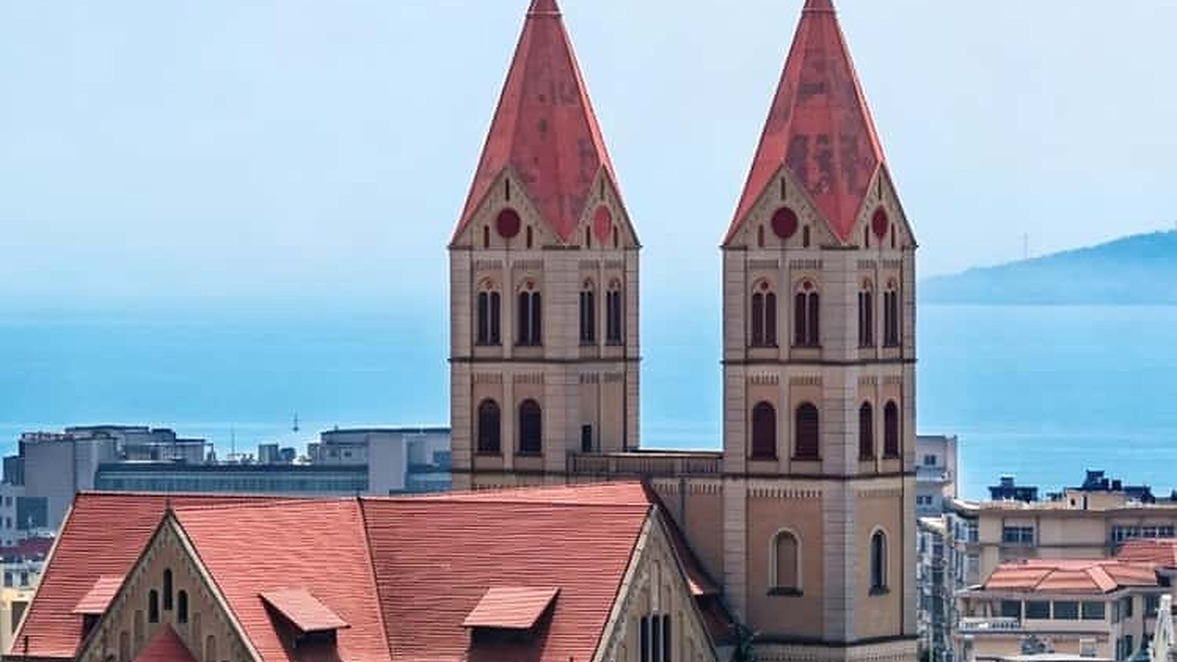 St. Michaels Kathedrale — neugotische Kirche von 1934 an der Spitze der deutschen Altstadt.