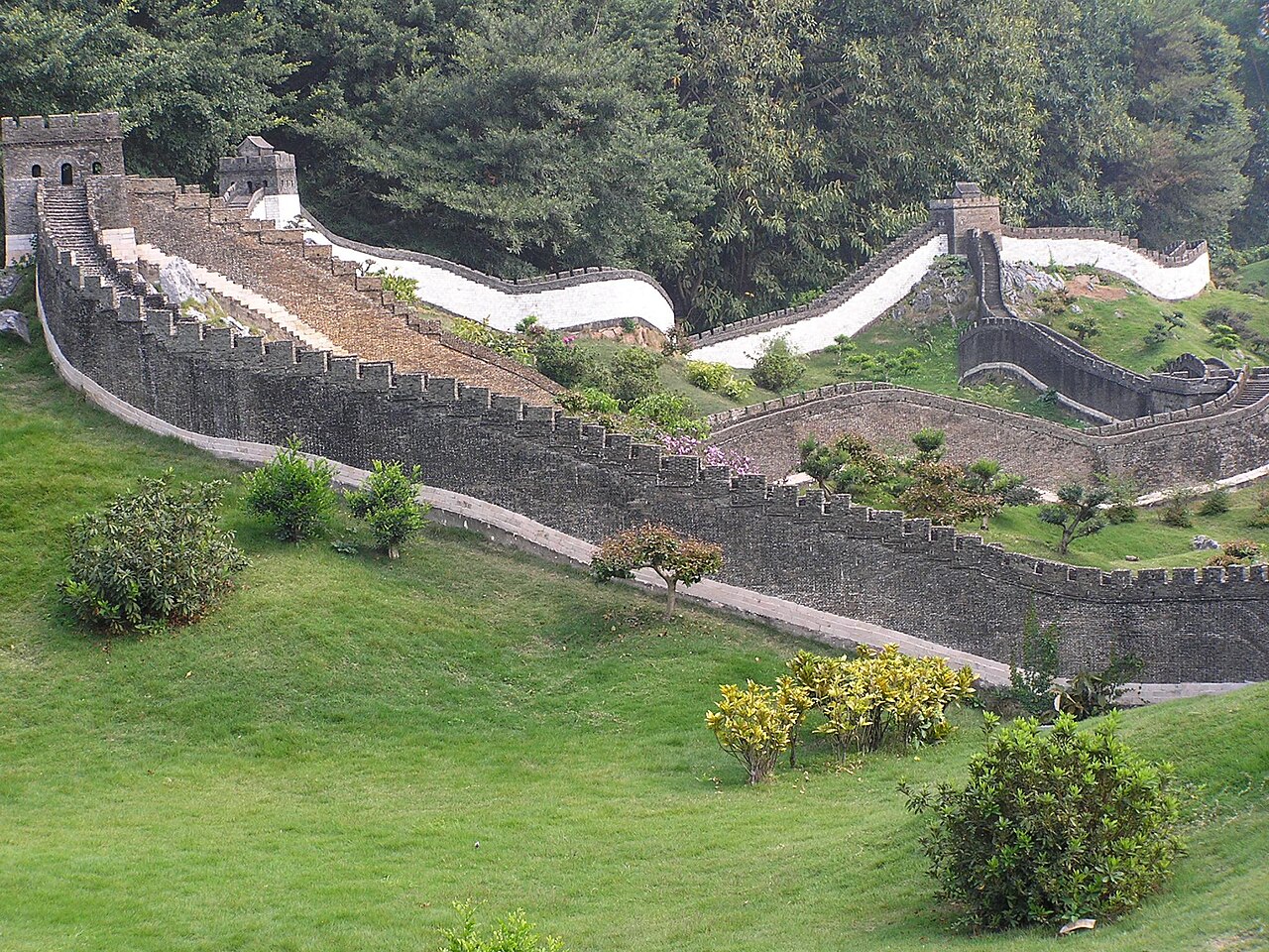 Splendid China — the 1:15 scale Great Wall miniature winding through a park landscape with bonsai trees and small buildings