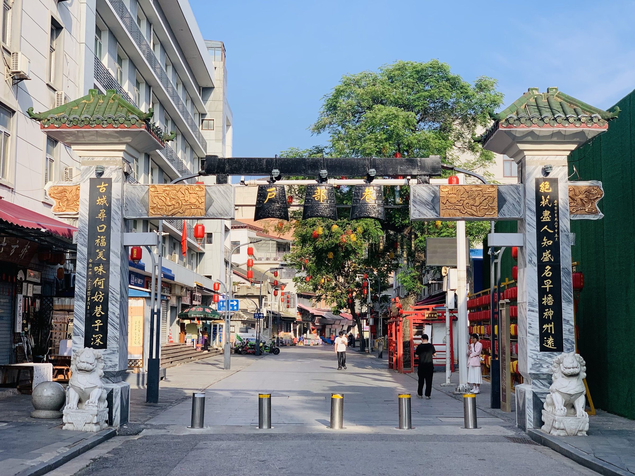 Ruelle Hubu — rue gastronomique de Wuhan vieille de 150 ans, 200+ stands servant nouilles sèches chaudes, col de canard.