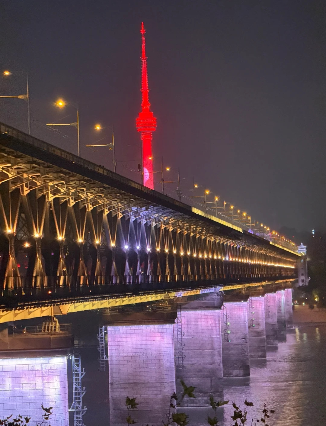 Pont de Wuhan sur le Yangtsé — premier pont route-rail sur le Yangtsé (1957), le symbole le plus reconnaissable de la ville.