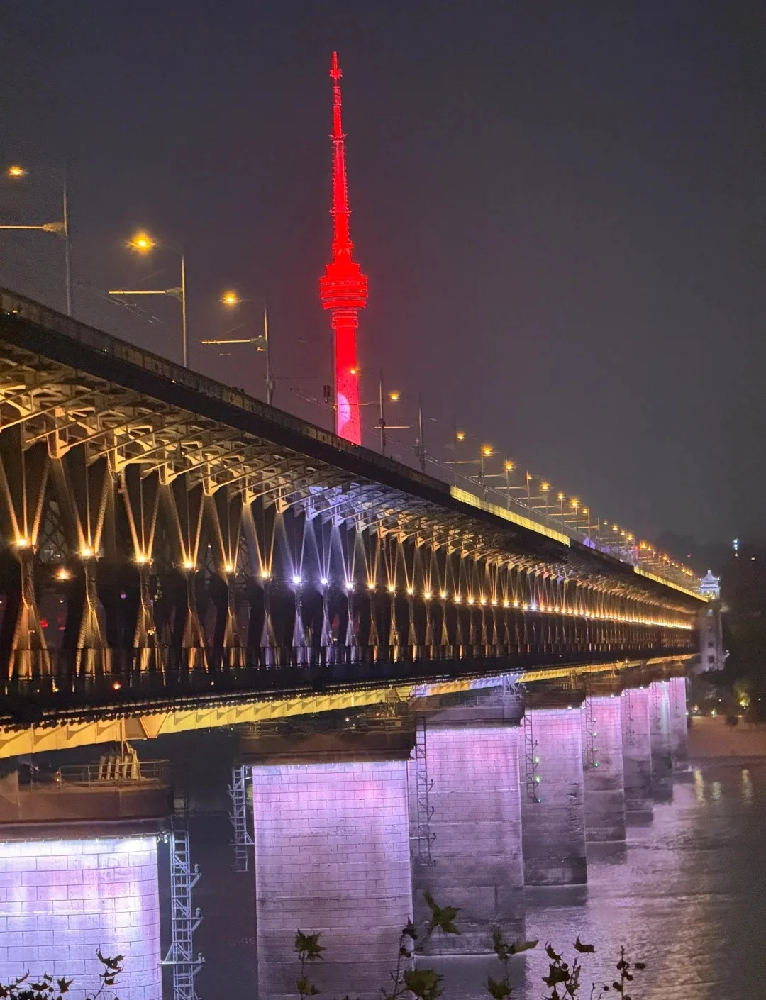 Wuhan Yangtze River Bridge — the first road-rail bridge over the Yangtze (1957), the city's most recognizable symbol.