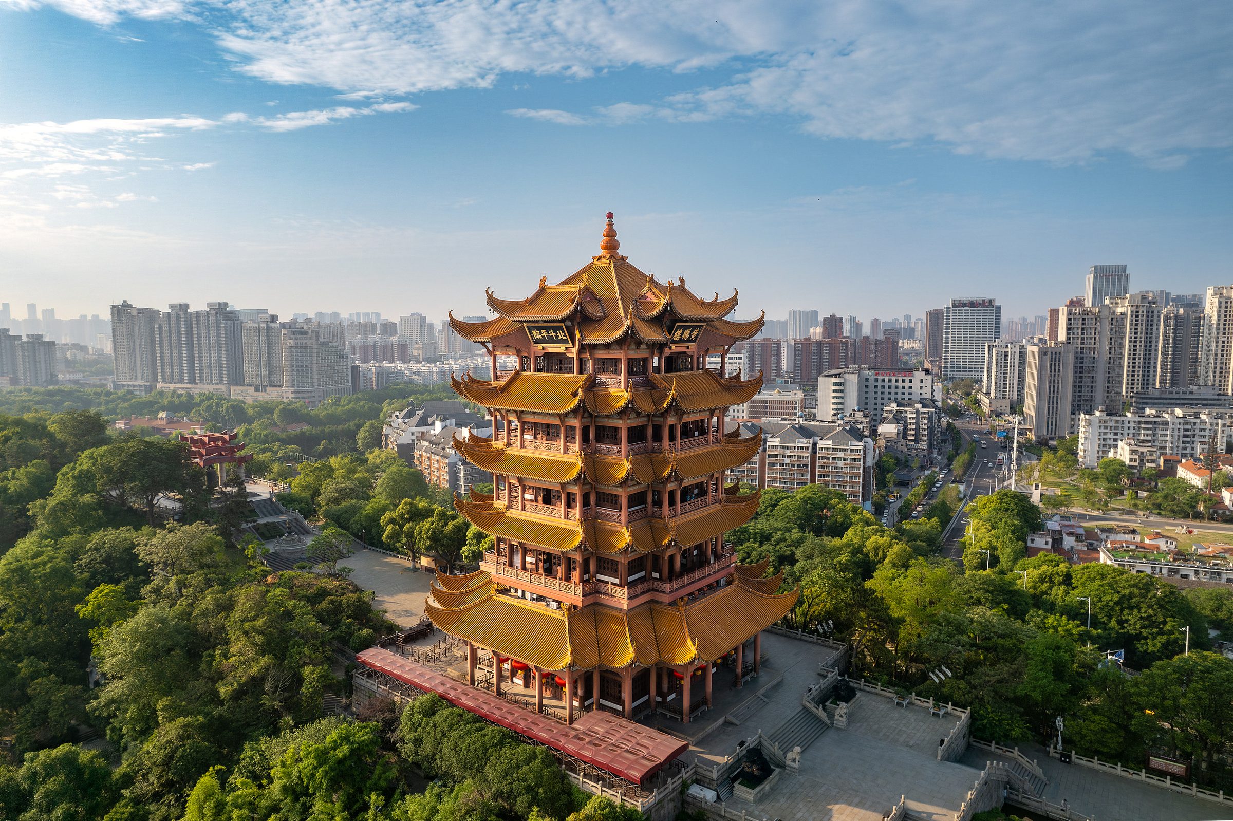 Tour de la Grue Jaune — symbole emblématique de Wuhan, pagode traditionnelle de 5 étages construite en 223, vue sur le Yangtsé.