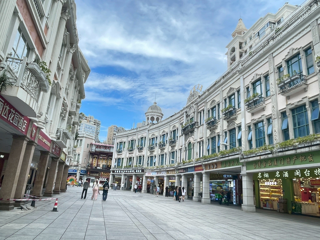 Zhongshan Road (中山路) — Xiamen's 1.2 km historic pedestrian shopping street, lined with 1920s South-Asian arcade buildings and Fujian snack vendors.