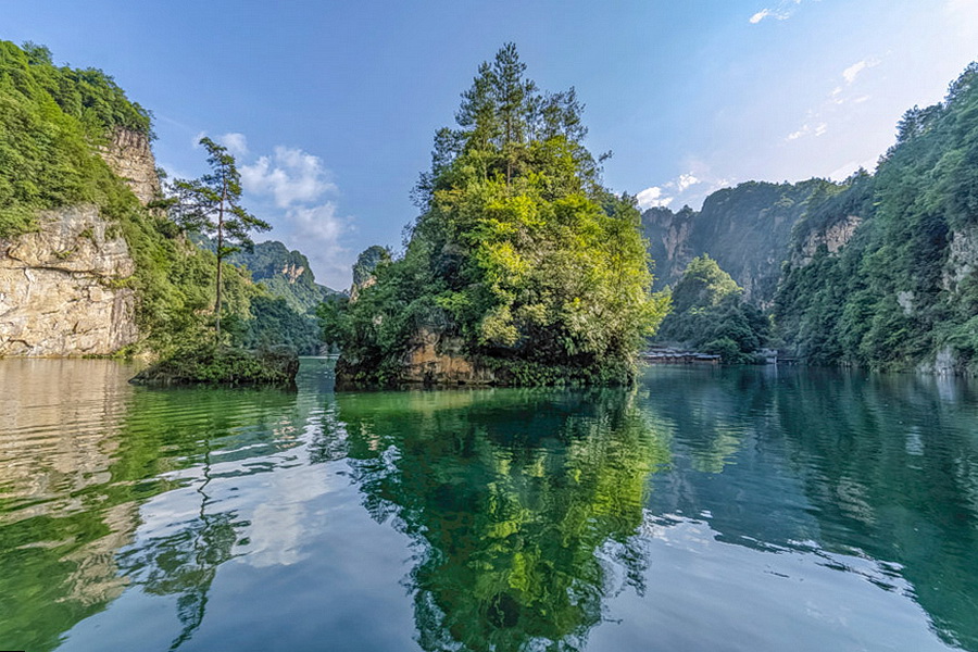 Baofeng Lake (宝峰湖) — a jewel-like alpine lake on the Han River upstream, surrounded by sandstone peaks, with emerald boat rides past Tujia folk songs and the Baofeng Waterfall.