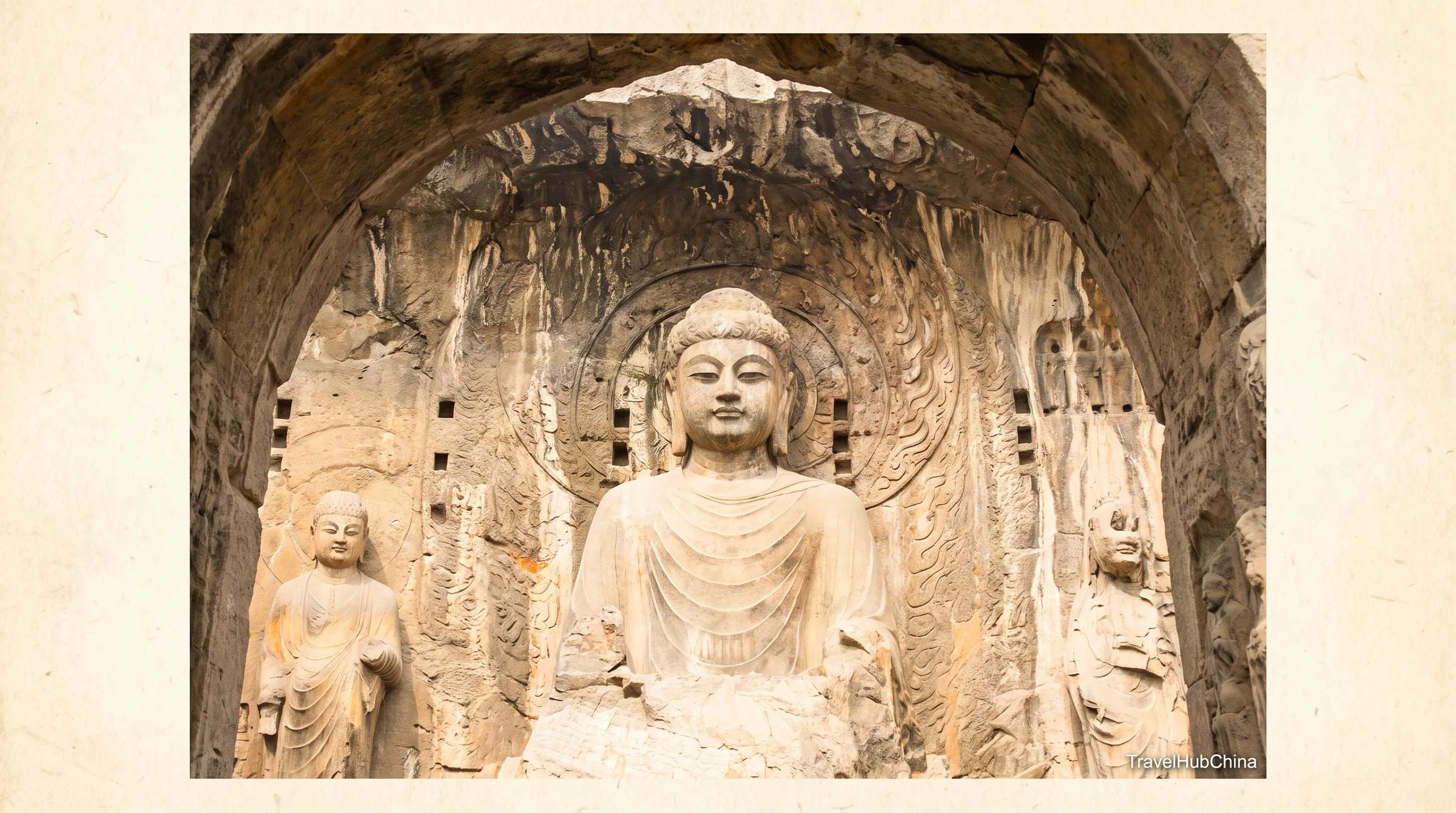 La statua del Buddha Vairocana all'interno della nicchia del Tempio Fengxian a Longmen, con discepoli assistenti, re celesti e figure guardiane Vajrapani scolpite in alto rilievo sulla scogliera
